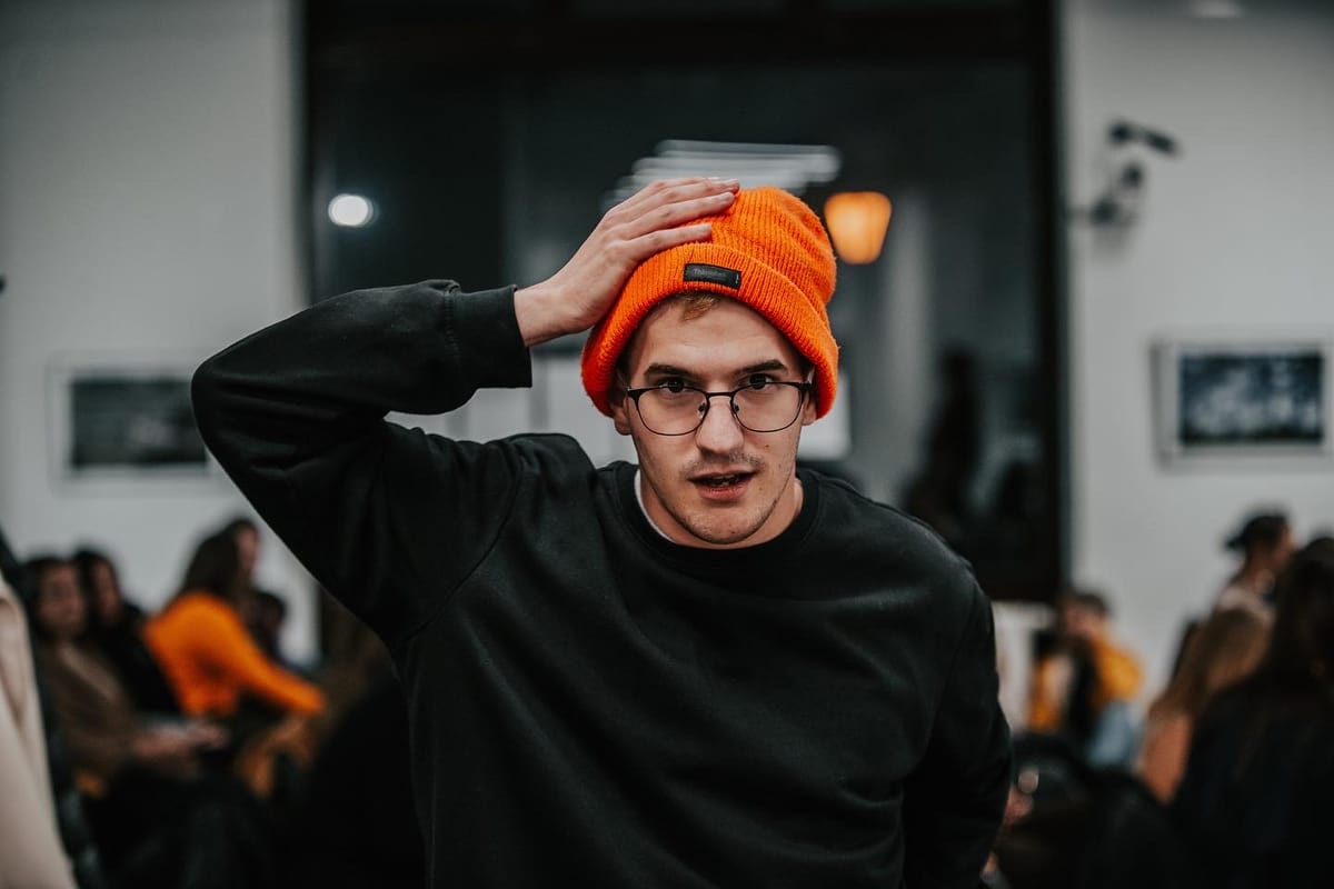 Irodalom – csajozással, öncélú magamutogatással